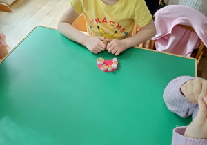 Chłopiec bawi się w dentystę i zalepia dziury w zębach plasteliną