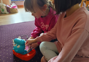 Dziewczynki bawią się w dentystę