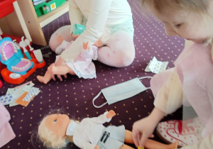 Dzieci bawią się w lekarza