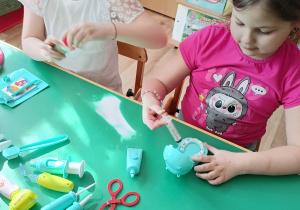 Dzieci bawią się w dentystę