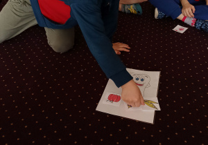 Chłopiec przyporządkowuje obrazek ze zdjęciem zdrowych pokarmów