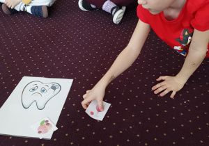 Chłopiec przyporządkowuje obrazek ze zdjęciem niezdrowych przekąsek