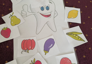 Uśmiechnięty ząbek w towarzystwie zdrowych przekąsek