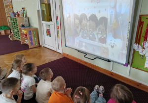 Dzieci oglądają film edukacyjny o higienie jamy ustnej