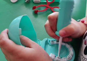 Dzieci bawią się w dentystę