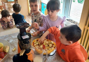 Produkcja pysznego, świeżego soku