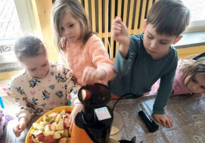 Produkcja pysznego, świeżego soku