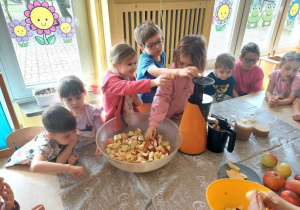 Produkcja pysznego, świeżego soku