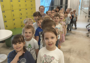 Dzieci w kolejce do wejścia na warsztaty