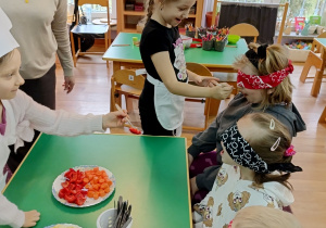Dzieci z zawiązanymi oczami próbują owoców i warzyw. Zgadują, co zjadły.