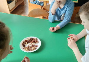 Dzieci degustują różnego rodzaju orzechy. Poznają smaki i różnice w rodzajach orzechów.