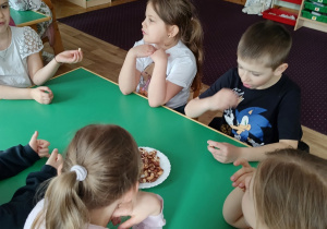 Dzieci degustują różnego rodzaju orzechy. Poznają smaki i różnice w rodzajach orzechów.