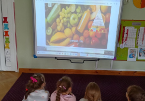 Dzieci oglądają film edukacyjny o zdrowym odżywianiu się