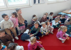 Dzieci w oczekiwaniu na spektakl