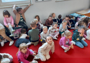 Dzieci w oczekiwaniu na spektakl