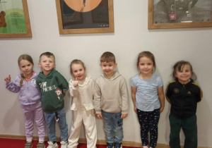 Dzieci w oczekiwaniu na spektakl
