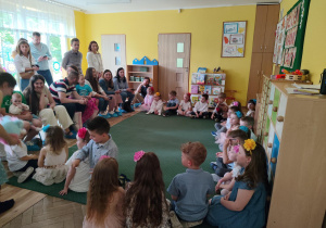Dzieci czekają na kochanych rodziców
