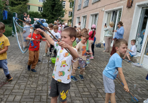 Dzieci puszczają bańki