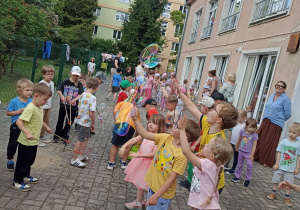 Dzieci puszczają bańki