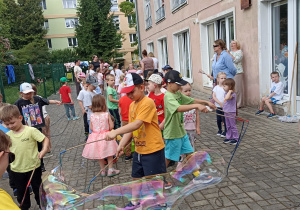 Dzieci puszczają bańki