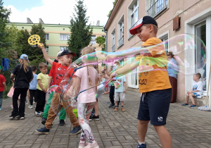 Dzieci puszczają bańki