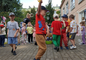 Dzieci puszczają bańki