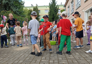 Dzieci puszczają bańki