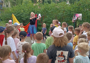 Dzieci puszczają bańki