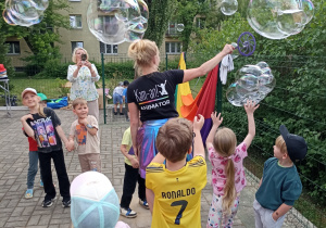 Dzieci puszczają bańki
