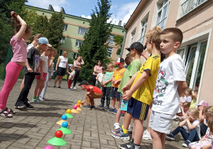 Kto pierwszy złapię piłkę - zabawa zręcznościowa
