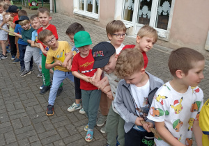 Dzieci przeciągają linę