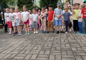 Dzieci słuchają instrukcji do konkurencji sportowej