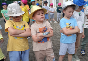 Chłopcy prezentują układ taneczny