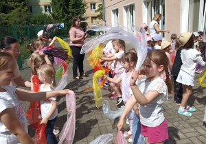 Dziewczynki prezentują układ taneczny