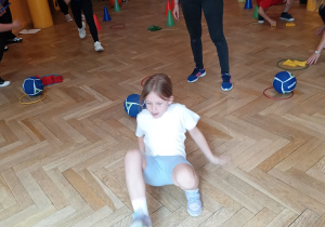 Dziewczynka pokonuje tor wyścigowy, idzie jak krab