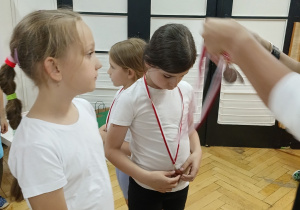Pani dyrektor rozdaje medale