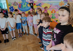Grupy witają się w kole na zawodach sportowych
