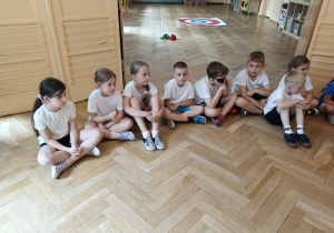 Dzieci odpoczywają po wyczerpujących konkurencjach
