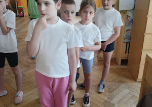 Dzieci ustawione w rzędzie czekają na konkurencję