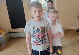 Dzieci ustawione w rzędzie czekają na konkurencję