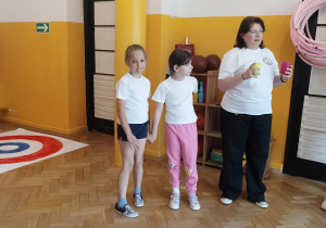 Dwie dziewczynki czekają na konkurencję. Słuchają instrukcji.