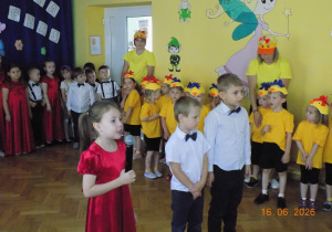 dzieci recytują wierszyk