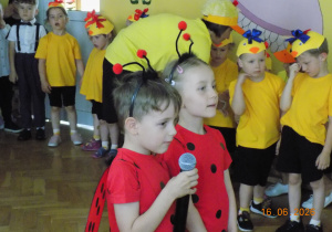 dzieci recytują wierszyk