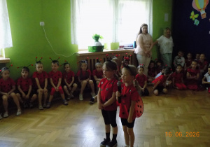 dzieci recytują wierszyk