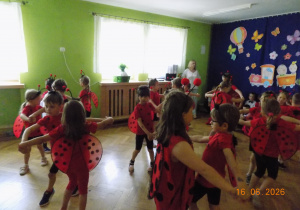Taniec dzieci z grupy 2