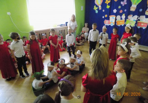 dzieci recytują wierszyk