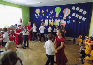 taniec dzieci z grupy 3