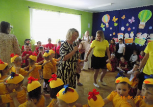 Dzieci ustawione w pociągu