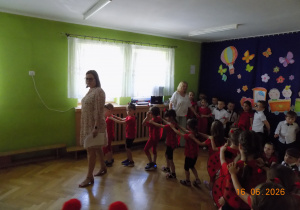 Dzieci ustawione w pociągu