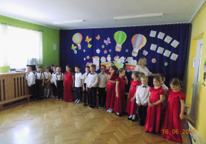 dzieci recytują wierszyk
